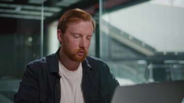 Yönetim, Mikro Üretim, Görev Planlama, Günlük Yapı. Ofisteki Bilgisayarına Odaklanmış Bir Adam Derin Konsantrasyon, Akıllı Zamanlama ve Etkinlik Hacklemelerini Göstererek Çalışıyor