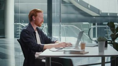 İletişim Uzaktan Toplantılar, İş Görüşmeleri, Zoom Kültür. Gergin bir adam ofisteki masasında oturup gergin bir internet görüşmesi yapıyor. Dijital Basınç, İşbirliği ve İşyeri Stres Sahnesi