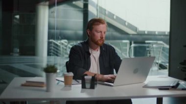 Kişisel markalaşma, otomatik çalışma, dijital kimlik. Adam ofisinin masasında bilgisayarla tam odaklı çalışıyor. Bir Sahne Yansıtıcı Kariyer Büyümesi, Bağımsızlık ve Profesyonel Amaç