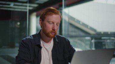 Kişisel markalaşma, otomatik çalışma, dijital kimlik. Adam ofisinin masasında bilgisayarla tam odaklı çalışıyor. Bir Sahne Yansıtıcı Kariyer Büyümesi, Bağımsızlık ve Profesyonel Amaç