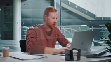 Başarı, Profesyonel Büyüme, Hedef Başarı. Modern Ofisteki Bir Adam İş Kilometre Taşı 'nı Kutlarken Sevinçle Gülümser. Motivasyon, Başarı ve Kariyer Tatmininin Emin Bir Sahnesi