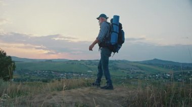 Ortak sağlık, fizyoterapi, dirençli yaşlanma. Kıdemli Adam Diz ve Sırt Ağrısını yönetirken Dağlarda Yürüyüş Yapıyor. Sonraki Yaşamda Gerçek Bir Güç, Hareket Terapisi ve Sağlık Destek Anı