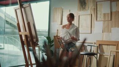 Sanatçı, kendini ifade etme metodu olarak çiziyor, iç mücadelelerin üstesinden gelmek için duygularını yönlendiriyor. Sanat yoluyla Yaratıcılığın Duygusal Büyüme ve Kişisel İyileştirmedeki Önemi vurgulanıyor