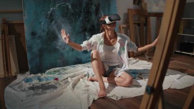 Sanatçı kendini Sanal Stüdyo 'ya sokmak, Yeni Sanatsal Dünyalar Yaratmak ve Keşfetmek için VR' yi kullanır. Geleneksel Sanat Teknikleri ile Modern Dijital Araçları Yenilikçi Sanal Ortamı Birleştirir