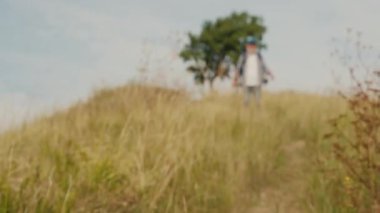 Terapi Yürüyüşü, Doğal Rehabilitasyon. Sırt çantalı yaşlı adam köpeğiyle dağları aşıyor. Emeklilikten sonra Sakin, Hareketlilik İyileştirme ve Açık Hava Sağlığı Seyahati