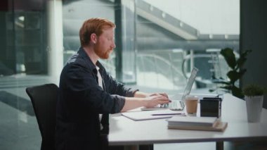 Yönetim, Mikro Üretim, Görev Planlama, Günlük Yapı. Ofisteki Bilgisayarına Odaklanmış Bir Adam Derin Konsantrasyon, Akıllı Zamanlama ve Etkinlik Hacklemelerini Göstererek Çalışıyor