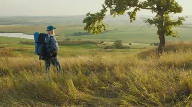 Kardiyovasküler Sağlık, Akıl Sağlığı, Aktif Yaşlanma. Dağlarda Kıdemli Yürüyüşler Emeklilik ve Doğa 'nın tadını çıkarıyor. İlham verici Özgürlük, Kuvvet ve Pozitif Yaşlanma Sahnesi