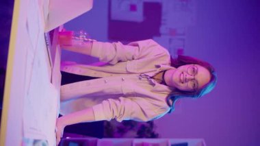 Dikey Video Modern Profesyonellik Dijital Kimlik Geleceğe Odaklanma Güvenilir Genç Kadın, Yeni Gen Profesyonel Bir Portrenin Neon Odasında Kameraya Bakıyor Yönetmeye, Tarz Açıklığına, Kişiliğe Hazır