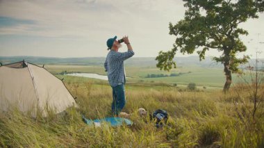Temiz Hidrasyon, Sağlık, Aktif Yaşlanma. Kıdemli Adam Güzel Doğa ile çevrili taze su içiyor. Basit bir Sağlık, Canlılık ve Temiz Doğal Hidrasyona Erişim Anı