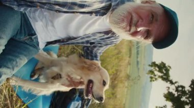 Dikey video. Neşeli Emeklilik, Dijital Özgürlük. Yaşlılar ve Köpekler 