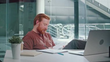 Kişisel markalaşma, otomatik çalışma, dijital kimlik. Adam ofisinin masasında bilgisayarla tam odaklı çalışıyor. Bir Sahne Yansıtıcı Kariyer Büyümesi, Bağımsızlık ve Profesyonel Amaç