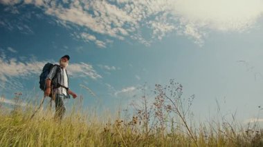 Kardiyovasküler Sağlık, Akıl Sağlığı, Aktif Yaşlanma. Dağlarda Kıdemli Yürüyüşler Emeklilik ve Doğa 'nın tadını çıkarıyor. İlham verici Özgürlük, Kuvvet ve Pozitif Yaşlanma Sahnesi