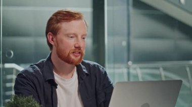 Zihinsel Sağlık, Ruh hali, Liderlik. Profesyonel bir adam, Parlak bir ofiste çalışır ve kahkahalara boğulur. Duygusal denge, güven ve başarılı bir günlük işe sağlıklı bir yaklaşım sergilerler.