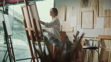 Sanatçı, kendini ifade etme metodu olarak çiziyor, iç mücadelelerin üstesinden gelmek için duygularını yönlendiriyor. Sanat yoluyla Yaratıcılığın Duygusal Büyüme ve Kişisel İyileştirmedeki Önemi vurgulanıyor