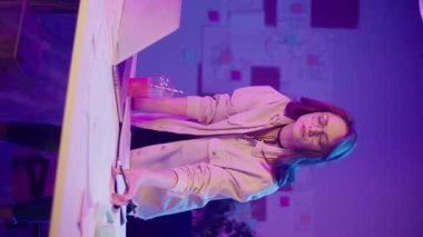 Dikey Video Modern Profesyonellik Dijital Kimlik Geleceğe Odaklanma Güvenilir Genç Kadın, Yeni Gen Profesyonel Bir Portrenin Neon Odasında Kameraya Bakıyor Yönetmeye, Tarz Açıklığına, Kişiliğe Hazır