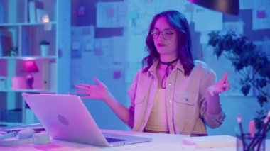 İş-Hayat Dengesi, Dijital Yaşam Tarzı, Neon Mood. Yaratıcı İçişleri Bakanlığı 'ndaki genç kadın iş videolarına katıldı. Modern Esnek Çalışma Ortamı İçin Sakin Odaklanma ve Rahatlık