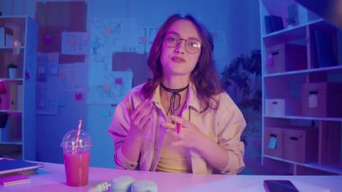 İş-Hayat Dengesi, Dijital Yaşam Tarzı, Neon Mood. Yaratıcı İçişleri Bakanlığı 'ndaki genç kadın iş videolarına katıldı. Modern Esnek Çalışma Ortamı İçin Sakin Odaklanma ve Rahatlık