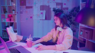 Uzaktan Öğrenme, Yaratıcı Odaklanma, Z Geni. Öğrenci Neon Room 'da Ödev Yapıyor, Gece Dizüstü Bilgisayarla Çizim Yapıyor. Sakin Çalışma Anı, Görsel Düşünce ve Kişisel İfade