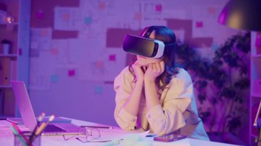 Etkileyici Öğrenme, Sanal Eğitim, Z Tarzı. İnteraktif İçeriği Keşfeden VR ya da AR Gözlüğü Çalışmaları 'ndaki kız. Tecrübe ve Bağlanma yoluyla Geleceğe Odaklı Öğrenme Yolu