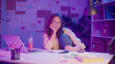 Güçlendirilmiş Öğrenme, Akademik Özgüven, Dijital Çağ. Öğrenci rahat poz verip Neon Room 'daki kameraya bakar. Odaklanma, Odaklanma ve Eğitimin Yeni Yüzü