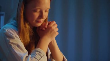 Katlanmış Elleri Gece Sessizce Dua Eden, Yumuşak Akşam Işığında Huzurlu Yüzü, Derin İnanç, Umut, Ruhani Düşünce ve Düşünce Anı, İç Huzur ve Kişisel Yansıma Arayan Genç Kadın.