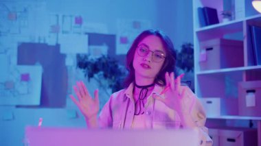 İş-Hayat Dengesi, Dijital Yaşam Tarzı, Neon Mood. Yaratıcı İçişleri Bakanlığı 'ndaki genç kadın iş videolarına katıldı. Modern Esnek Çalışma Ortamı İçin Sakin Odaklanma ve Rahatlık