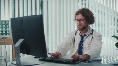 Doktor, Modern Ofis 'te Çalışma Programı, Kişiler Arası Randevular ve Çevrimiçi Danışmanlıkları Birleştiriyor. Tıp alanında Esnek Çalışma Ortamı kavramı, Hasta Erişiminin Geliştirilmesi