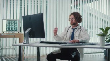 Doktor, Modern Ofis 'te Çalışma Programı, Kişiler Arası Randevular ve Çevrimiçi Danışmanlıkları Birleştiriyor. Tıp alanında Esnek Çalışma Ortamı kavramı, Hasta Erişiminin Geliştirilmesi