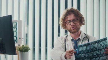 Anksiyete ve Depresyonu Uzaktan Yöneten Hastalara Uzaktan Yardım Eden Bir Doktor, Akıl Sağlığı üzerine Sanal Danışmanlık Yapıyor. Teletıp ve Ruh Sağlığı Konsepti Uzaktan Destek Teklif Ediyor