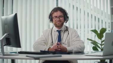 Modern Ofiste, Yenilikçi Aletlerle donatılmış Gelişmiş Teknoloji Teşhis ve Tedavi İçin Doktor Kullanımı. Dijital dünyada modern doktor kavramı, tıbbı birleştirme