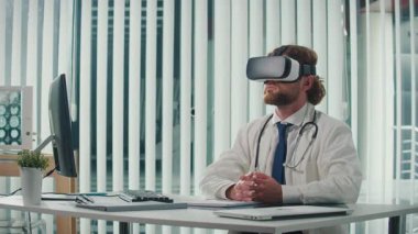 Bir Doktor, Sanal Danışmanlık sırasında Hasta Verilerini Analiz etmek, Teşhis ve Tedavi Verimliliğini Geliştirmek için Yapay Zeka Kullanıyor. Çevrimiçi Tıpta Yapay Zeka Bütünleşmesi kavramı