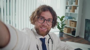 Bir Doktor, Hastalara Danışmak Uzaktan Tıbbi Yardım Vermek İçin Online Platformlar Kullanıyor. Teletıp kavramı, uygun ve ulaşılabilir sağlık hizmeti sağlama.