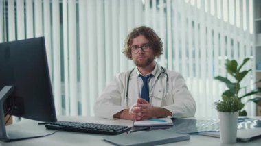 Çağdaş Ofiste Çalışan Bir Doktorun Portresi Hasta Danışmanlığı ve İdari Görevleri Dengelemek. Profesyonelliği ve Modern Tıbba Bağlılığı Yaklaşımını Tanımlıyor