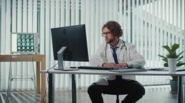 Doktor, Modern Ofis 'te Çalışma Programı, Kişiler Arası Randevular ve Çevrimiçi Danışmanlıkları Birleştiriyor. Tıp alanında Esnek Çalışma Ortamı kavramı, Hasta Erişiminin Geliştirilmesi