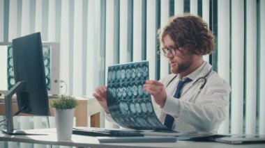 Anksiyete ve Depresyonu Uzaktan Yöneten Hastalara Uzaktan Yardım Eden Bir Doktor, Akıl Sağlığı üzerine Sanal Danışmanlık Yapıyor. Teletıp ve Ruh Sağlığı Konsepti Uzaktan Destek Teklif Ediyor