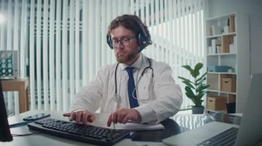 Uzaktan kumandalı tıbbi yardım sunan bir doktor video danışmanlığı vasıtasıyla hastalara yardım ediyor. Teletıp ve Çevrimiçi Sağlık Hizmetleri kavramı, Dijital Tıbbi Hizmetlerin Yararlarının Vurgulanması