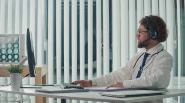 Modern Ofiste, Yenilikçi Aletlerle donatılmış Gelişmiş Teknoloji Teşhis ve Tedavi İçin Doktor Kullanımı. Dijital dünyada modern doktor kavramı, tıbbı birleştirme