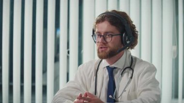 Anksiyete ve Depresyonu Uzaktan Yöneten Hastalara Uzaktan Yardım Eden Bir Doktor, Akıl Sağlığı üzerine Sanal Danışmanlık Yapıyor. Teletıp ve Ruh Sağlığı Konsepti Uzaktan Destek Teklif Ediyor