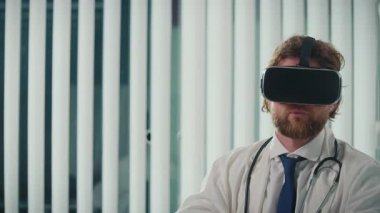 Bir Doktor, Sanal Danışmanlık sırasında Hasta Verilerini Analiz etmek, Teşhis ve Tedavi Verimliliğini Geliştirmek için Yapay Zeka Kullanıyor. Çevrimiçi Tıpta Yapay Zeka Bütünleşmesi kavramı
