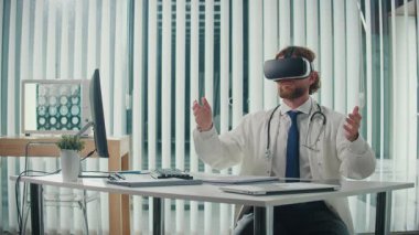 Bir Doktor, Sanal Danışmanlık sırasında Hasta Verilerini Analiz etmek, Teşhis ve Tedavi Verimliliğini Geliştirmek için Yapay Zeka Kullanıyor. Çevrimiçi Tıpta Yapay Zeka Bütünleşmesi kavramı
