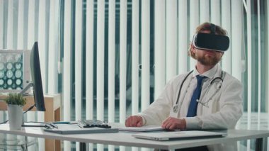 Bir Doktor, Sanal Danışmanlık sırasında Hasta Verilerini Analiz etmek, Teşhis ve Tedavi Verimliliğini Geliştirmek için Yapay Zeka Kullanıyor. Çevrimiçi Tıpta Yapay Zeka Bütünleşmesi kavramı
