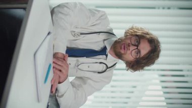Dikey video. Bir Doktor, Hastalara Danışmak Uzaktan Tıbbi Yardım Vermek İçin Online Platformlar Kullanıyor. Teletıp kavramı, uygun ve ulaşılabilir sağlık hizmeti sağlama.