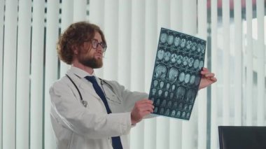 Doktor Teknolojiyi Geleneksel Tıbbi Uygulamalarla Birleştirerek Doğru, Kişiselleştirilmiş Bakım Çevrimiçi Sağlık Bakımına Modern Yaklaşımlar, Hasta Deneyimini Geliştirme ve Tedavi Hassasiyetini Artırıyor