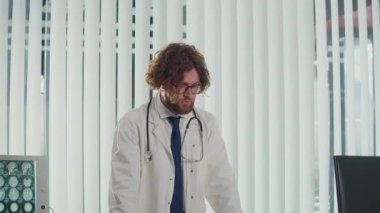Doktor, Yenilikçi Tıbbi Aletlerle donatılmış bir ofiste çalışarak, Doğru Teşhis ve Tedavi için Modern Teknolojileri Kullanıyor. Dijital Dünya Birleşme Geleneğinde Modern Doktor kavramı