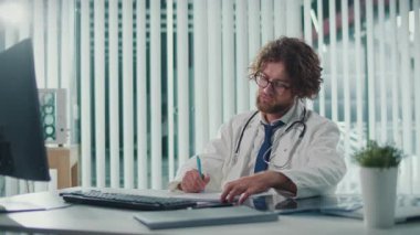 Anksiyete ve Depresyonu Uzaktan Yöneten Hastalara Uzaktan Yardım Eden Bir Doktor, Akıl Sağlığı üzerine Sanal Danışmanlık Yapıyor. Teletıp ve Ruh Sağlığı Konsepti Uzaktan Destek Teklif Ediyor