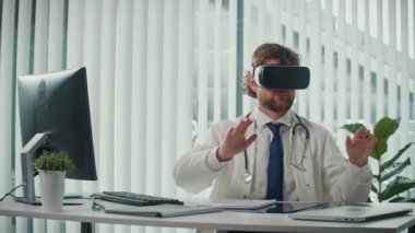 Bir Doktor, Sanal Danışmanlık sırasında Hasta Verilerini Analiz etmek, Teşhis ve Tedavi Verimliliğini Geliştirmek için Yapay Zeka Kullanıyor. Çevrimiçi Tıpta Yapay Zeka Bütünleşmesi kavramı
