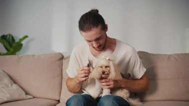 Sağlıklı Hayvan Yiyecekleri, Duygusal Denge, Yaşam Tarzı Kaynaşması. Genç Adam Kanepede Kızarmış Patates Yiyor, Yanında Sağlıklı Muameleden Hoşlanan Köpek Var. Rahatlamış Bakım, Bağlantı ve Paylaşılan Zihinsel Sağlık Anı