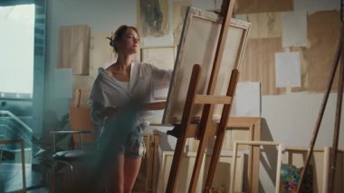 Sanat Terapisinin bir parçası olarak Parlak, Otantik Stüdyoda Bir Kadın Ressam, Duygusal Sorunlarla Çalışmak İçin Yaratıcılığı Kullanıyor. Zihinsel Sağlık ve Duygusal İyileştirme için Sanat Terapisi.