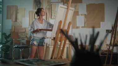 Sanat Terapisinin bir parçası olarak Parlak, Otantik Stüdyoda Bir Kadın Ressam, Duygusal Sorunlarla Çalışmak İçin Yaratıcılığı Kullanıyor. Zihinsel Sağlık ve Duygusal İyileştirme için Sanat Terapisi.