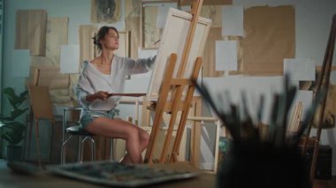 Sanat Terapisinin bir parçası olarak Parlak, Otantik Stüdyoda Bir Kadın Ressam, Duygusal Sorunlarla Çalışmak İçin Yaratıcılığı Kullanıyor. Zihinsel Sağlık ve Duygusal İyileştirme için Sanat Terapisi.